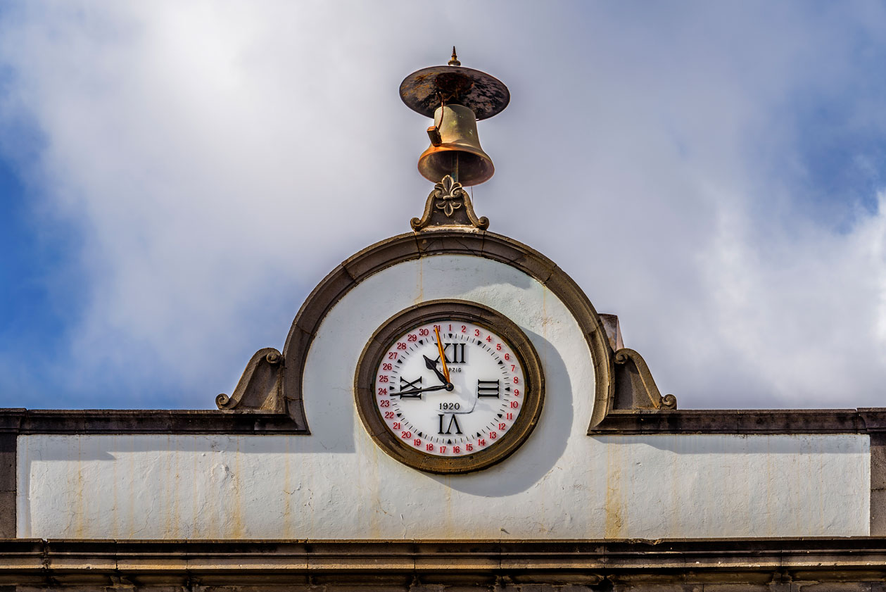 Reloj de la fachada del edificio de la Heredad de Aguas Satautejo y la Higuera
